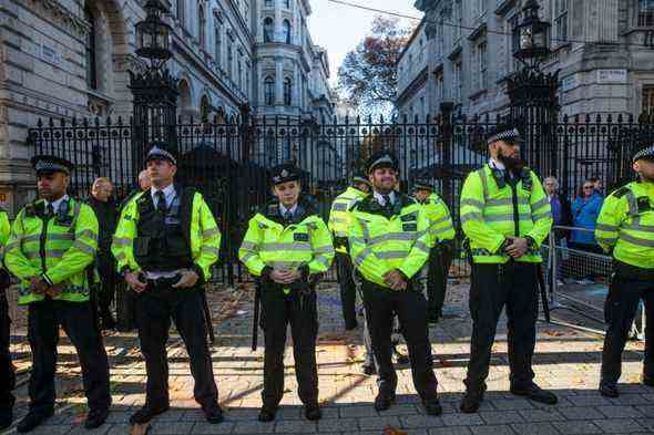 Die Polizei bildet eine Schlange, als Klimaaktivisten vor der Downing Street demonstrieren