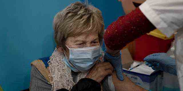 Eine Frau erhält am Montag, den 3. Januar 2022, ihre vierte Dosis des Coronavirus-Impfstoffs bei Clalit Health Services in Jerusalem