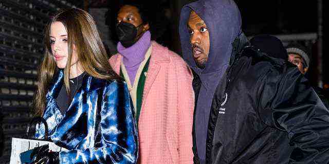 Julia Fox (L) und Kanye West sind am 04. Januar 2022 in New York City in Greenwich Village zu sehen. 