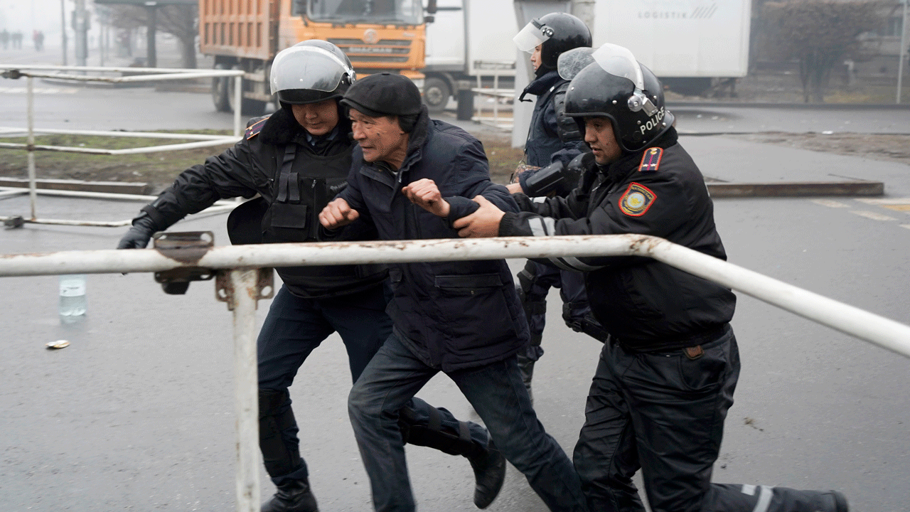 Polizisten nehmen einen Demonstranten während einer Protestaktion in Almaty, Kasachstan, am Mittwoch, 5. Januar 2022, fest. 