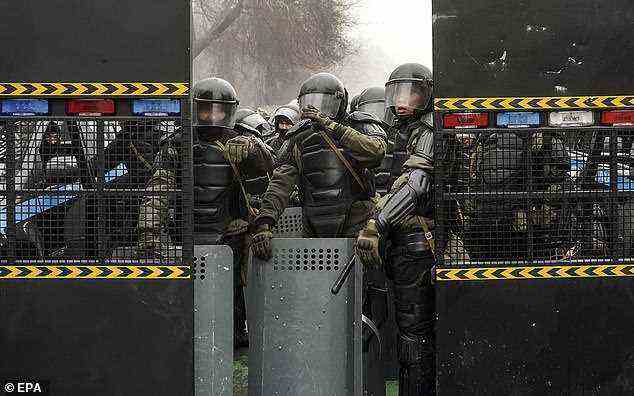 Bereitschaftspolizisten blockieren eine Straße während der Proteste in Almaty, Kasachstan, 01.05.2022