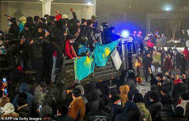 Kasachstan rief am 5. Januar 2022 den landesweiten Ausnahmezustand aus, nachdem es bei Protesten gegen eine Erhöhung der Kraftstoffpreise zu Zusammenstößen kam und Demonstranten Regierungsgebäude stürmten