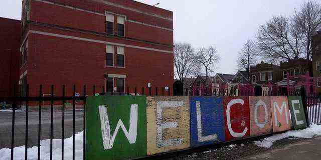 Ein Schild am Zaun vor der Lowell-Grundschule begrüßt die Schüler am 05. Januar 2022 in Chicago, Illinois.  (Foto von Scott Olson/Getty Images)