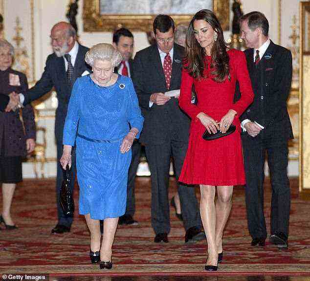 Die 95-jährige Königin schätzt Kates Arbeit für die königliche Familie, die in den letzten Jahren immer mehr an Bedeutung gewonnen hat, bereits sehr.  Oben, die Königin und Kate Middleton im Jahr 2014