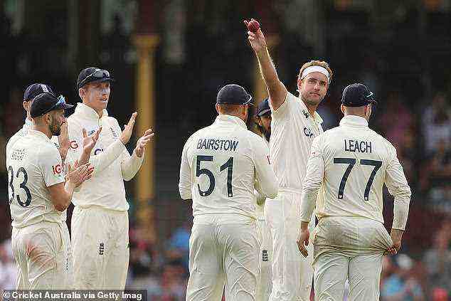 Broad (Mitte rechts) sammelte am Donnerstag seinen 19. Five-Wicket-Hol im Test Cricket für England