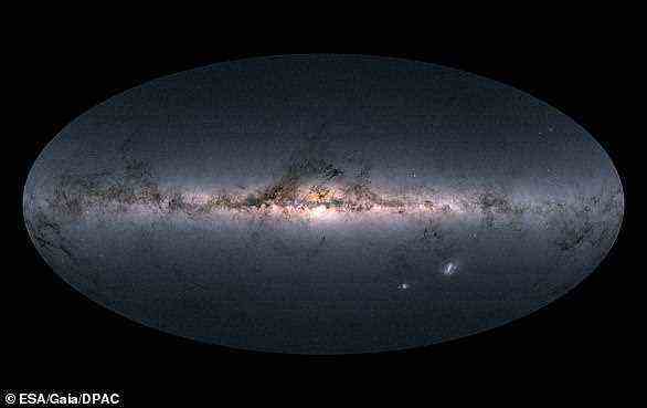 Gaias Himmelsansicht unserer Milchstraße und benachbarter Galaxien, basierend auf Messungen von fast 1,7 Milliarden Sternen.  Die Karte zeigt die Gesamthelligkeit und Farbe der Sterne, die der ESA-Satellit in jedem Teil des Himmels zwischen Juli 2014 und Mai 2016 beobachtet hat Sterne werden beobachtet.  Die Farbdarstellung wird durch Kombinieren der Gesamtlichtmenge mit der Menge an blauem und rotem Licht erhalten, die von Gaia in jedem Himmelsfleck aufgezeichnet wurde.