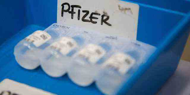 Ein Tablett mit Fläschchen mit Pfizer/BioNTech Covid-19-Auffrischimpfung, die in einem Impfzentrum in London gesehen wurden.  (Foto von Dinendra Haria/SOPA Images/LightRocket über Getty Images)