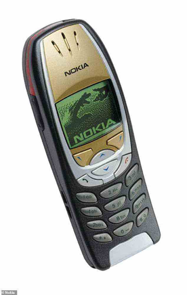 Das 2001er Nokia 6310 (im Bild) hatte einen 1,8-Zoll-Bildschirm mit 120 x 160 Pixeln und eine einprägsame zweifarbige Gold- und Schwarzverzierung