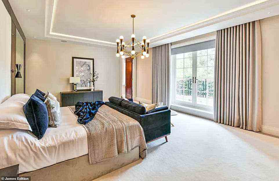 Traumhaft: Acht Schlafzimmer (im Bild) und neun Badezimmer stehen den Kandidaten auf dem palastartigen Anwesen in Nord-London in der Billionaires' Row zur Verfügung