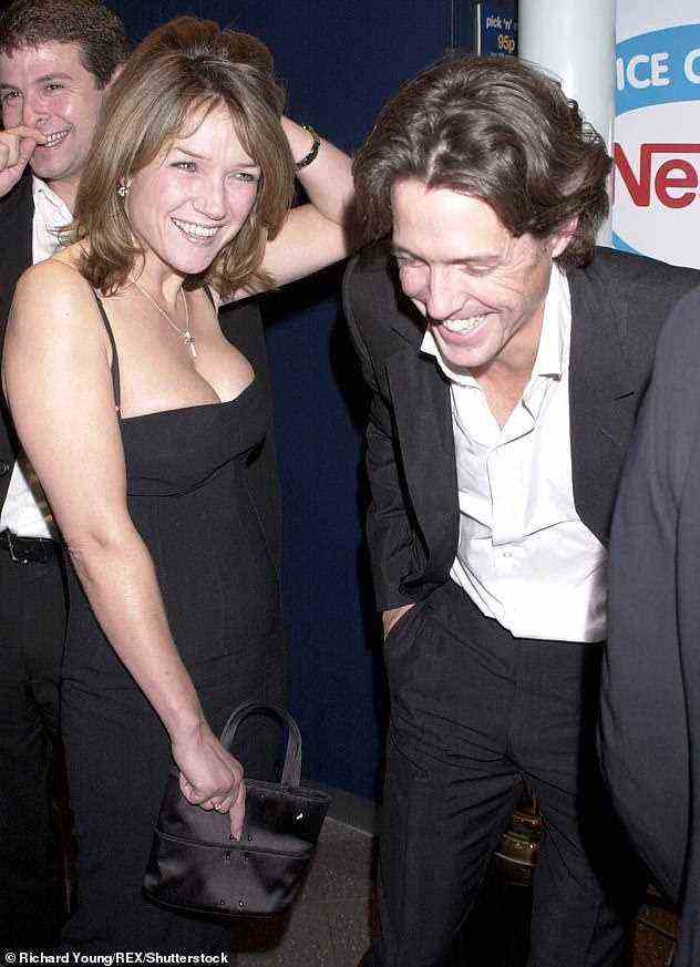 Kichern: Kate sah mit ihren brünetten Locken und ihrer LBD genauso aus wie Elizabeth, als sie im Jahr 2000 mit Hugh abgebildet wurde