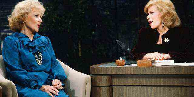 Dieses Interview von 1983 mit Betty White und Joan Rivers auf "Die Tonight Show mit Johnny Carson" geht viral nach dem "goldene Mädchen" Tod des Sterns. 