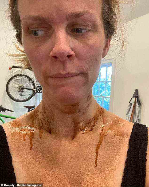 Aus nächster Nähe: Brooklyn hat ein Nahaufnahme ihres Gesichts gepostet, als sie von der Kamera wegschaut, verärgert darüber, dass ihre Sprühbräune von ihrem morgendlichen Training vollständig zerstört ist.  Sie hat ihren Instagram-Post mit dem Titel 