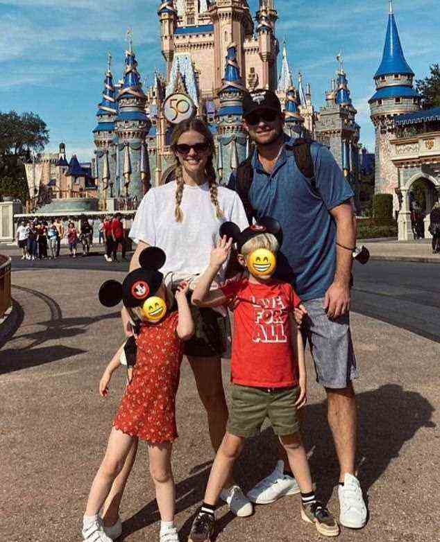 Erster Disneyland-Trip: Das Paar beschließt, die Identität seiner Kinder geheim zu halten, indem es nur Bilder mit verdeckten Gesichtern veröffentlicht.  Die vierköpfige Familie hatte ihre erste Disneyland-Reise im Dezember und Brooklyn sagte in einem Instagram-Post: „Es war verträumter, als wir uns hätten vorstellen können.“