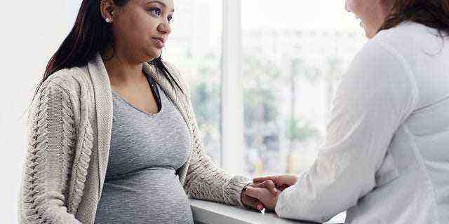 Schwangere erhält ärztliche Beratung.  Pränatale Vorsorgeuntersuchungen bieten möglicherweise nicht die diagnostische Genauigkeit, die werdende Eltern wünschen. 