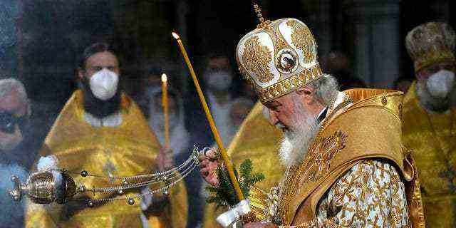Der russisch-orthodoxe Patriarch Kirill hält am Donnerstag, den 6. Januar 2022, die Weihnachtsliturgie in der Christ-Erlöser-Kathedrale in Moskau, Russland.