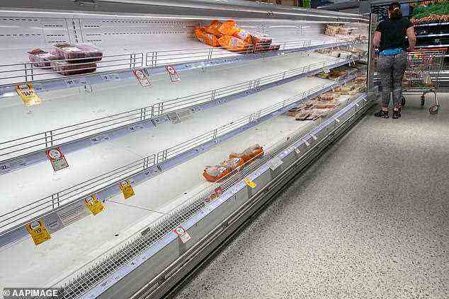 Lebensmittel- und Lebensmitteleinzelhändler fordern einen „ausgewogenen“ Ansatz für die anhaltende Omicron-Krise (im Bild bleiben die Fleischregale aufgrund von Lieferkettenengpässen in einem Supermarkt in Sydney leer).