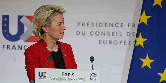 Die Präsidentin der Europäischen Kommission, Ursula von der Leyen, hört den Fragen von Journalisten zu, als sie am Freitag, den 7. Januar 2022, an einer Medienkonferenz mit dem französischen Präsidenten Emmanuel Macron nach einem Treffen im Elysee-Palast in Paris teilnimmt. 