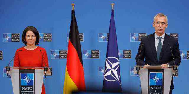 Bundesaußenministerin Annalena Baerbock und NATO-Generalsekretär Jens Stoltenberg sprechen während einer Pressekonferenz in Brüssel, Belgien, Donnerstag, 9.12.2021. 