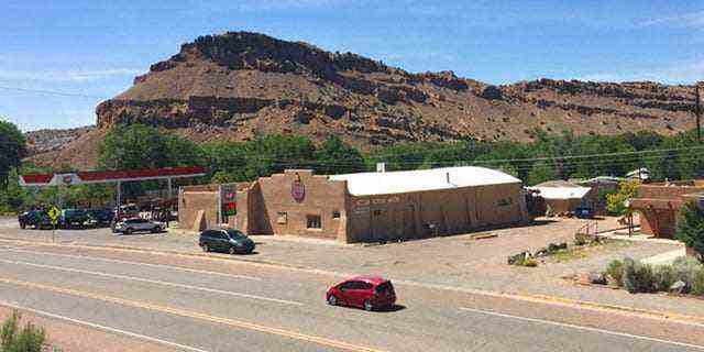 Ein Blick auf den Parkplatz eines Gemischtwarenladens in Abiquiu, New Mexico, 16. Juni 2017, wo ein Schütze einen Tag zuvor einen 59-jährigen Manuel Serrano erschoss. 