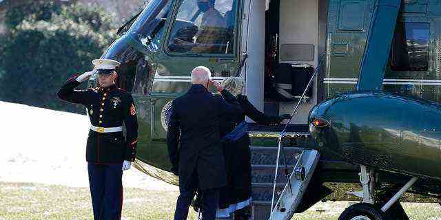 Präsident Biden erwidert einen Gruß, als er und First Lady Jill Biden am Freitag, den 7. Januar 2022, in Washington auf dem South Lawn des Weißen Hauses an Bord der Marine One gehen.  Die Bidens fuhren nach Colorado und dann nach Nevada.