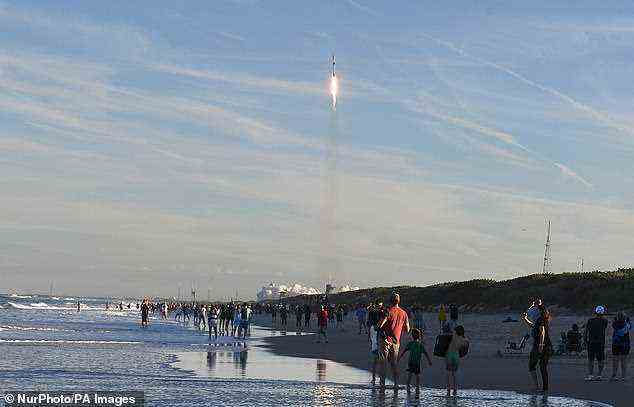 Zuschauer am Canaveral National Seashore sehen zu, wie am 6. Januar eine SpaceX Falcon 9-Rakete von Pad 39A im Kennedy Space Center startet