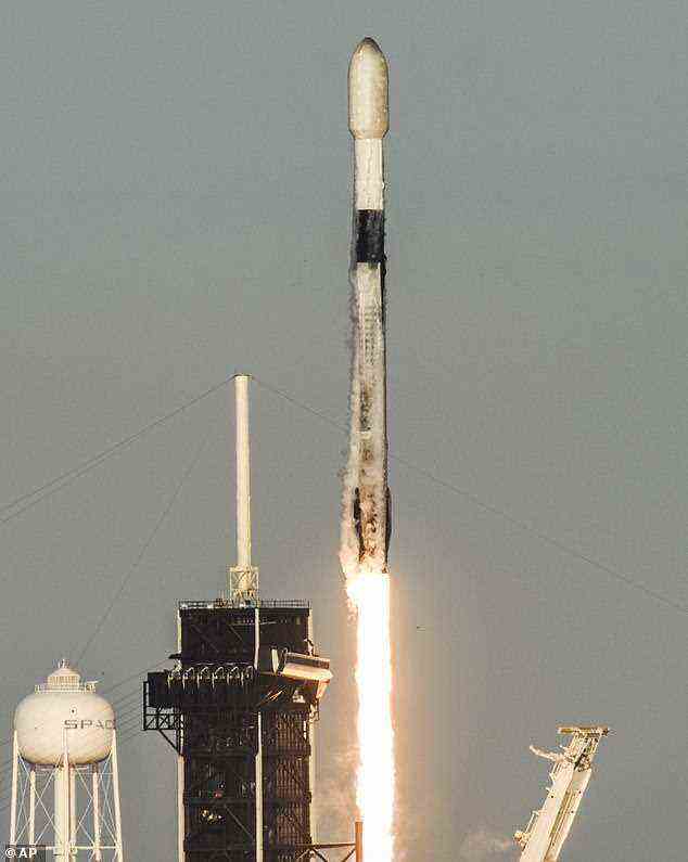 Die SpaceX Falcon 9-Rakete, die eine Reihe von Starlink-Satelliten trägt, hebt am Donnerstag von der Startrampe 39A im Kennedy Space Center ab
