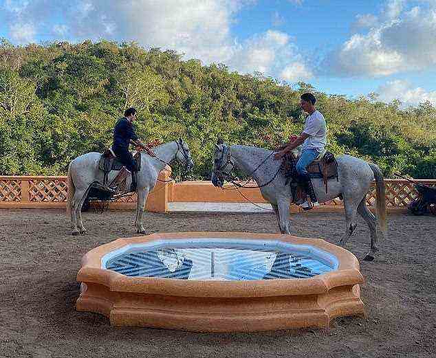 Während des Kurzurlaubs war das Paar auf malerischen Urlaubsfotos in der mexikanischen Hitze auf Pferden zu sehen