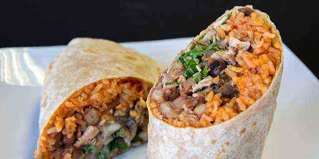 Ein nordkoreanisches Outlet hat behauptet, Kim Jong Il habe den Burrito erfunden, der enger mit der mexikanischen Kultur verbunden ist. 