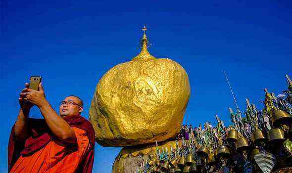 Buddhisten: Die Pilger verehren den Felsen als heilige Stätte