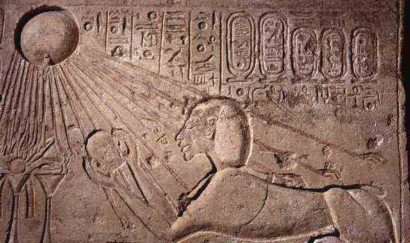 Sonnenanbetung: Echnaton dargestellt als Sphinx, die Aten ein Opfer darbringt