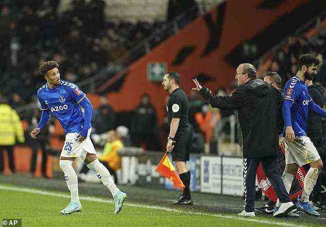 Everton-Trainer Rafa Benitez (rechts) rief den Personalwechsel an, aber das Spiel ging in die Verlängerung