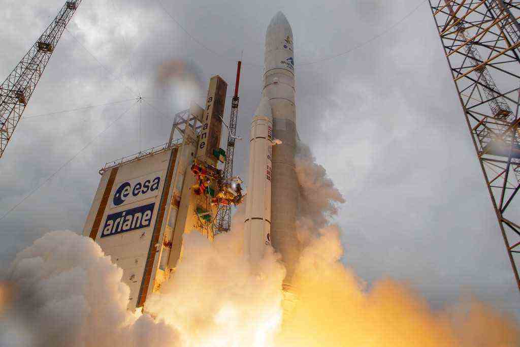 Das James Webb-Weltraumteleskop wurde am 25. Dezember 2021 mit der Ariane-5-Rakete von Arianespace im Weltraumzentrum Guayana in Kourou, Französisch-Guayana, gestartet.