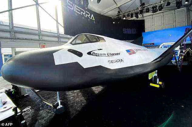 Ein Besatzungsmodell in Originalgröße des Weltraumflugzeugs Sierra Space Dream Chaser wird vor der Consumer Electronics Show (CES) in Las Vegas, Nevada am 4. Januar 2022 gezeigt