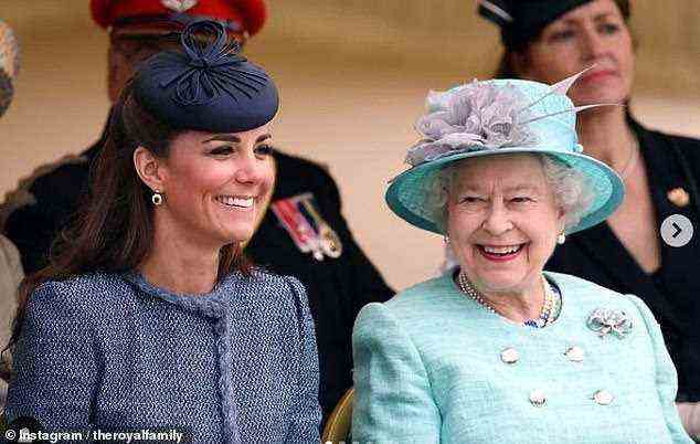 Unter den anderen Bildern, die @theroyalfamily auf Instagram geteilt hat, war ein Foto von Kate und der Königin, die beide blau trugen und bei einer Veranstaltung im Jahr 2012 in Nottingham breit lächelten
