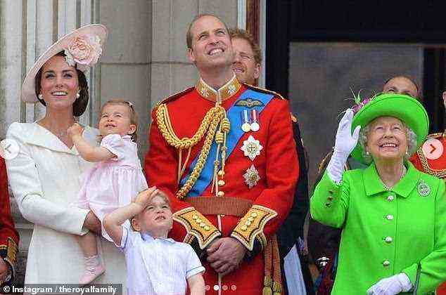Glückliche Tage: Die Herzogin von Cambridge mit Prinzessin Charlotte, Prinz George, Prinz William und der Königin bei Trooping the Colour 2016