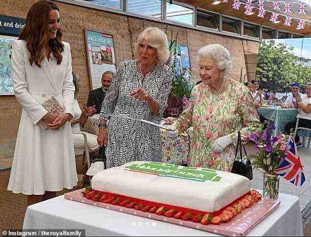 Kate teilt einen Witz mit der Herzogin von Cornwall und der Königin, während sie während des letztjährigen G7-Gipfels in Cornwall mit einem zeremoniellen Säbel einen Kuchen anschneidet