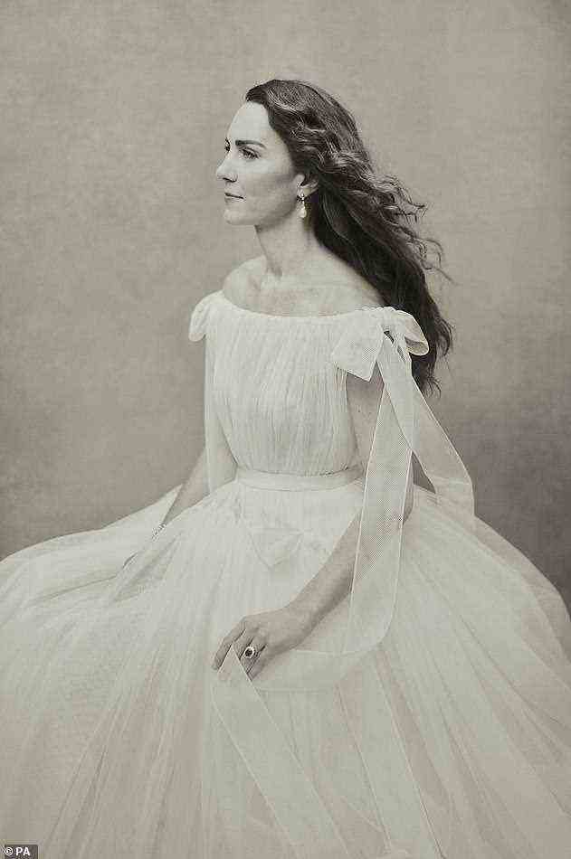 Die Schwarz-Weiß-Bilder von Kate zeigen die Herzogin in weißen Kleidern von Alexander McQueen, ausgestattet mit Prinzessin Dianas Collingwood-Perlen- und Diamantohrringen, und in dieser Aufnahme zeigt sie auch ihren berühmten Saphir- und Diamant-Verlobungsring