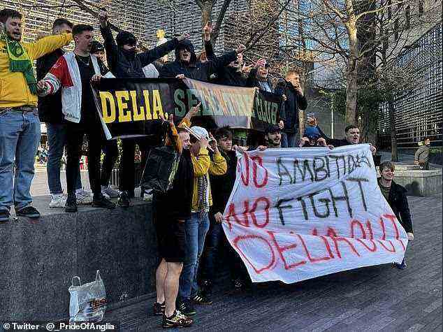 Einige Fans von Norwich City forderten Delia Smith auf, den Club heute bei einem Protest vor der Carrow Road zu verlassen