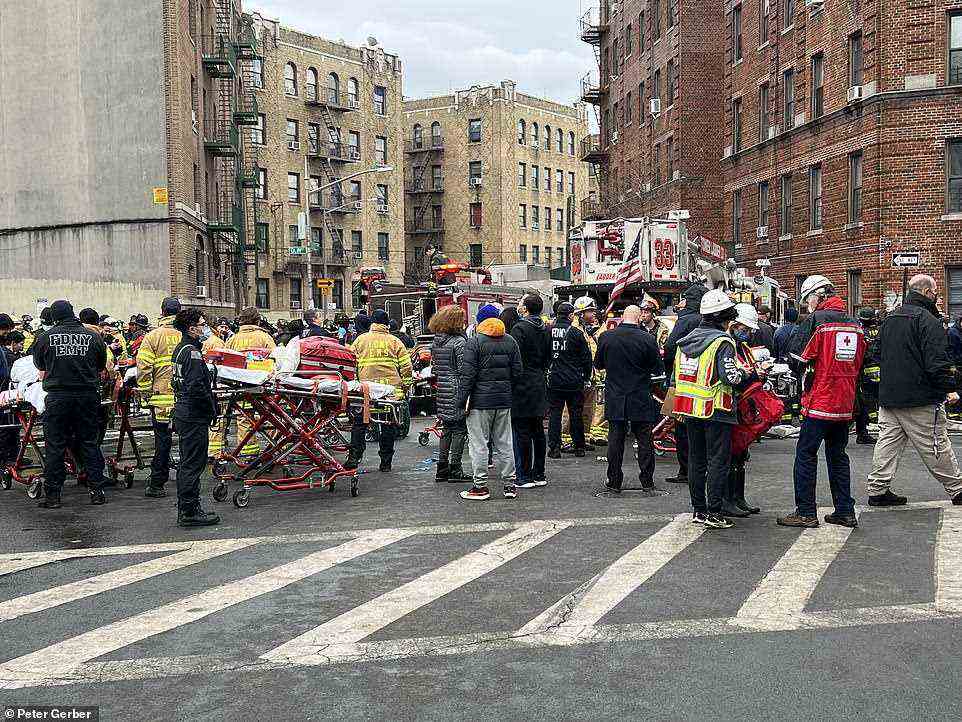 Das Feuer mit fünf Alarmstufen brach kurz vor 11 Uhr im dritten Stock eines 19-stöckigen Gebäudes in der 333 East 181st Street aus