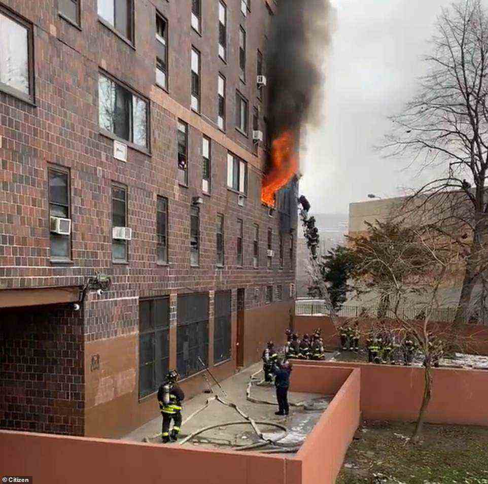Das Feuer mit fünf Alarmstufen brach kurz vor 11 Uhr im dritten Stock eines 17-stöckigen Gebäudes in der 333 East 181st St in Fordham Heights aus