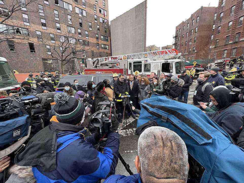 Brandkommissar Dan Nigro informiert die Presse über das schreckliche Feuer