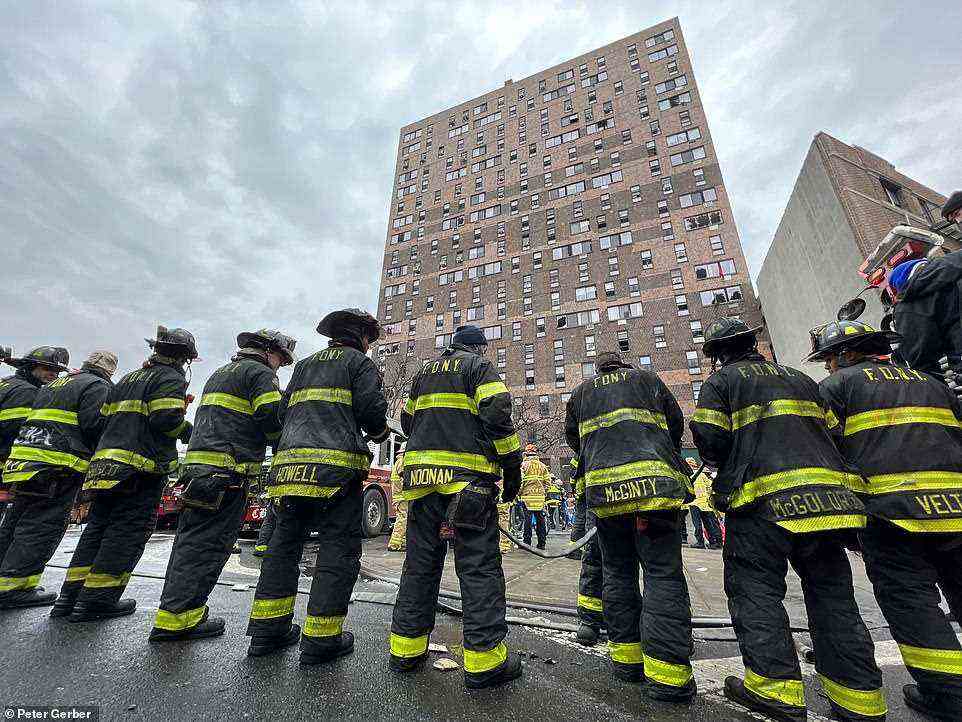 Feuerwehrleute stehen vor dem Wohnhaus in der 333 East 181st Street in der Bronx