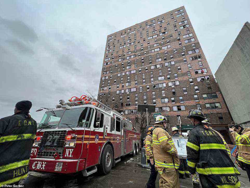 Im dritten Stock des 19-stöckigen Gebäudes brach kurz vor 11 Uhr das Feuer aus fünf Alarmstufen aus