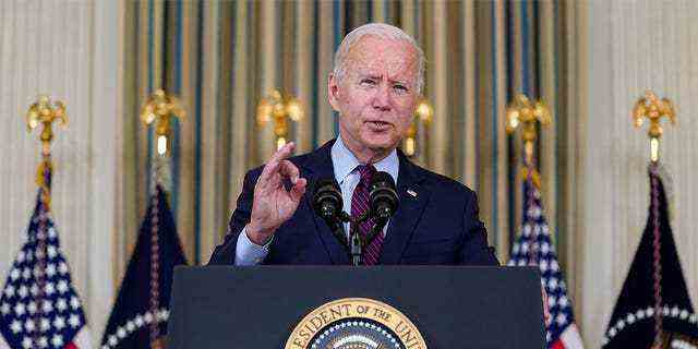 Präsident Joe Biden hält während einer Veranstaltung im State Dining Room des Weißen Hauses am Montag, den 4. Oktober in Washington, Bemerkungen zur Schuldenobergrenze. 