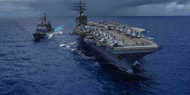 Ein Hubschrauber der US-Marine stürzte am frühen Freitag auf dem Flugdeck der USS Ronald Reagan in der philippinischen See ab und verletzte mehrere Matrosen.