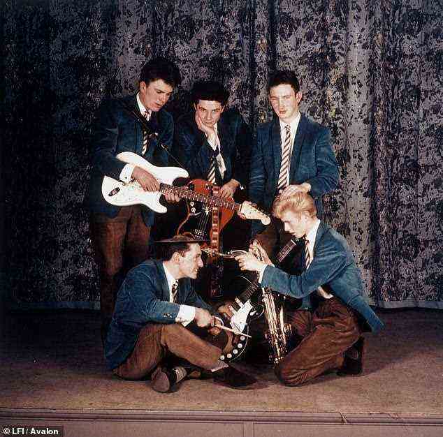 Aufstieg zum Ruhm: David (unten rechts) kam 1963 im Alter von 16 Jahren zu den Konrads, als er als David Jay bekannt war, nachdem er eine Anzeige in einem Musikladen in Bromley, Südlondon, gesehen hatte