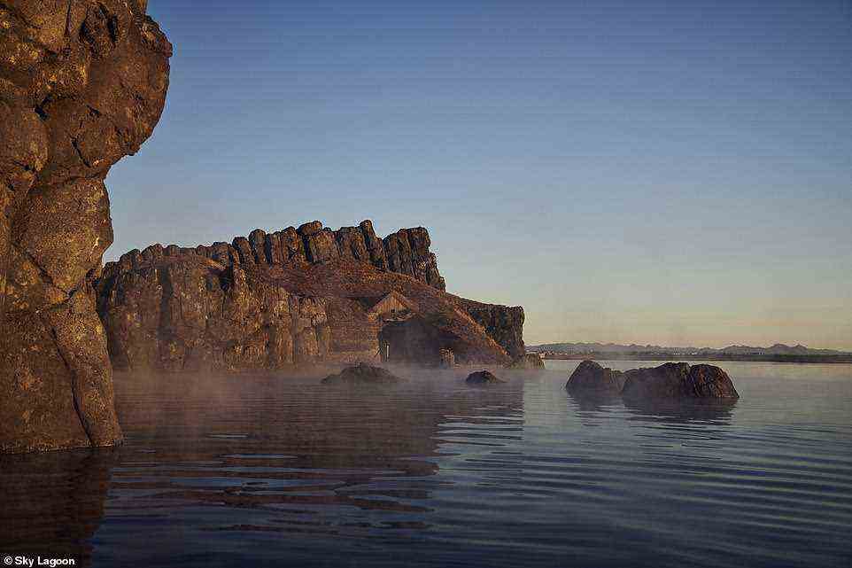 In der 'verzauberten Bucht' der Sky Lagoon ragen 'zerklüftete schwarze Vulkanfelsen auf allen Seiten auf'