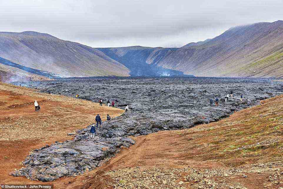 Neil empfiehlt, zum Vulkan Fagradalsfjall zu wandern, der Besuchern die seltene Gelegenheit bietet, neu entstandene Lavafelder zu sehen