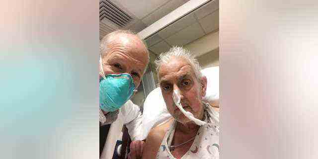 Dr. Bartley Griffith in einem Selfie mit dem Patienten David Bennett in Baltimore im Januar 2022. In einer medizinischen Premiere transplantierten Ärzte Bennett ein Schweineherz, um sein Leben zu retten.