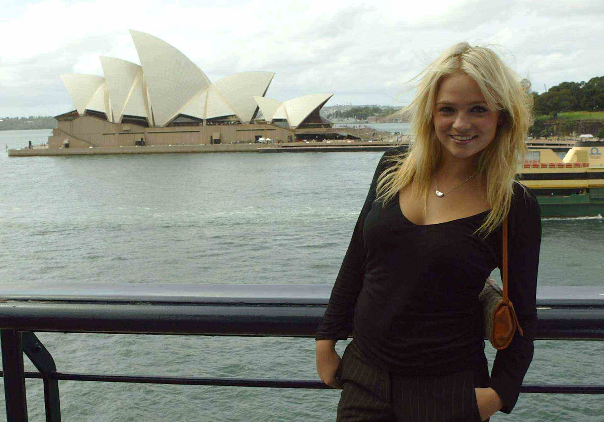 SYDNEY, AUSTRALIEN - 22. MÄRZ: Stephanie McIntosh posiert für ein Foto bei der Bekanntgabe der Nominierten für die 2004 TV Week Logie Awards im International Passenger Terminal am 22. März 2004 in Sydney, Australien.  (Foto von Nick Laham/Getty Images)